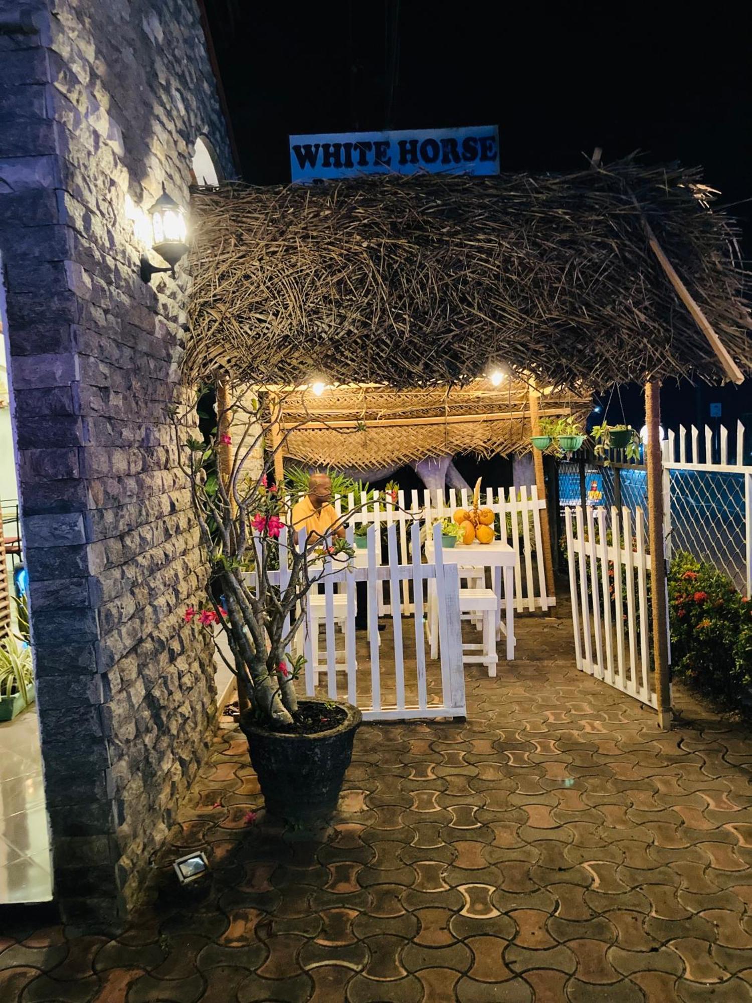 White Horse Mirissa Hotel Exterior photo